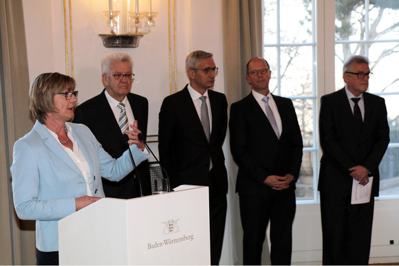 v.l.n.r.: Finanzministerin Edith Sitzmann, Ministerpräsident Winfried Kretschmann, Staatssekretär Martin Jäger, Matthias Grewe, Vorsitzender des Vereins der Richter und Staatsanwälte Baden-Württemberg e.V., und Volker Stich, Vorsitzender des Beamtenbundes Baden-Württemberg