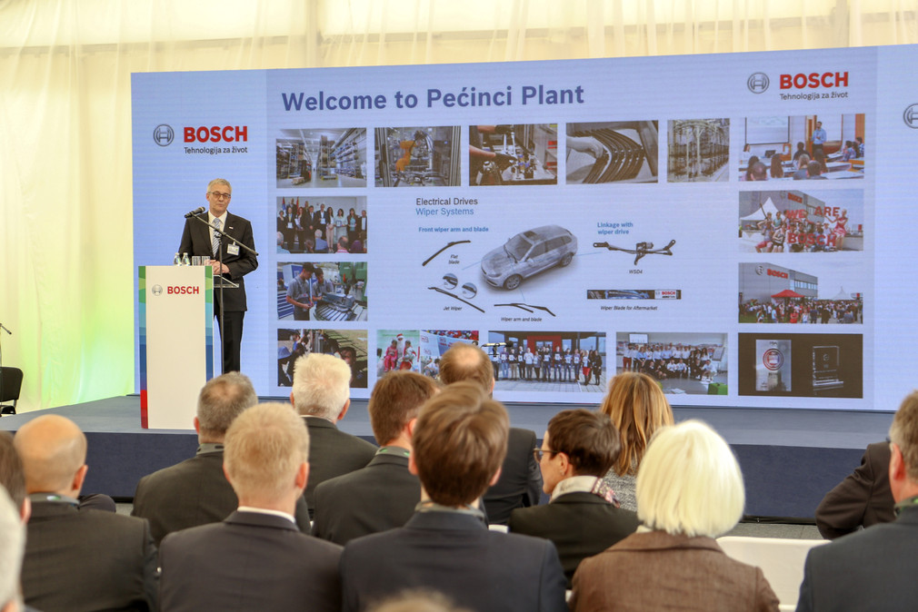Ministerpräsident Winfried Kretschmann besichtigt am 17. April 2018 mit der Delegation das Bosch-Werk in Pećinci – Empfang durch Werkleiter Peter Richter
