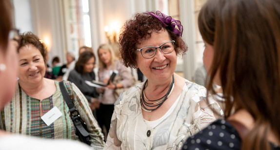 Gerlinde Kretschmann im Gespräch  mit Gästen (Bild: Staatsministerium Baden-Württemberg)