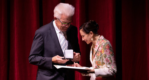 Ministerpräsident Winfried Kretschmann (l.) übergibt Ballettdirektorin Birgit Keil (r.) die Große Staufermedaille in Gold (Bild: Chris Frühe)