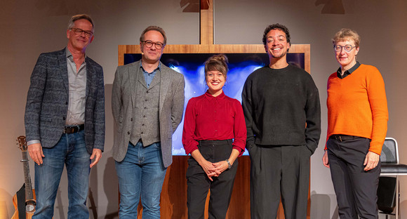 V.l.n.r.: Staatssekretär Rudi Hoogvliet, René Sydow, Elena Seeger, Aurel Mertz und Dorothee Lang-Mandel, Leiterin Unternehmenskommunikation Lotto Baden-Württemberg