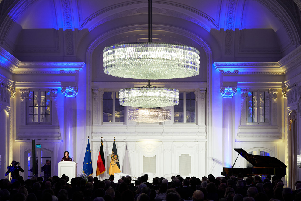 Blick von hinten in den Saal während der Rede von Bundesaußenministerin Annalena Baerbock