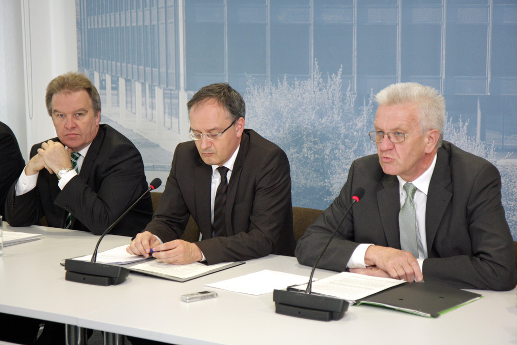 v.l.n.r.: Umweltminister Franz Untersteller, Kultusminister Andreas Stoch und Ministerpräsident Winfried Kretschmann bei der Regierungspressekonferenz am 8. April 2014 in Stuttgart