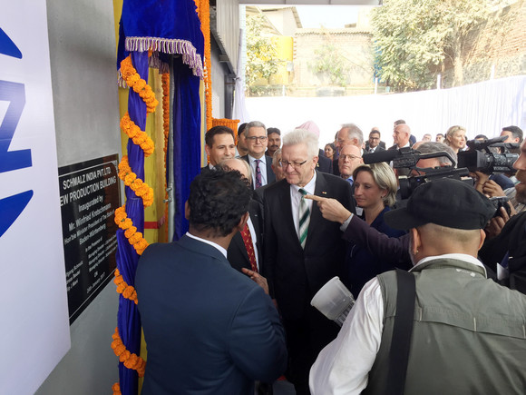 Ministerpräsident Winfried Kretschmann (M.) bei der Eröffnung einer neuen Halle des Vacuumspezialisten Schmalz in Pune (Bild: © Staatsministerium Baden-Württemberg).