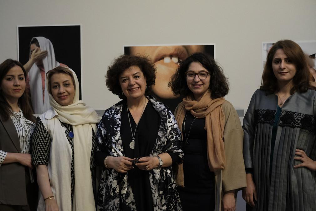 Künstlerinnen und Unterstützerinnen des Projekts (L-R): Narges Fadakar, Mojgan Ilanlou, Fery Malek-Madani - Kuratorin und Schirmherrin des Projektes und Gründerin von Art Cantara, Sadaf Farahani, Zahraalsadat Tabatabaei