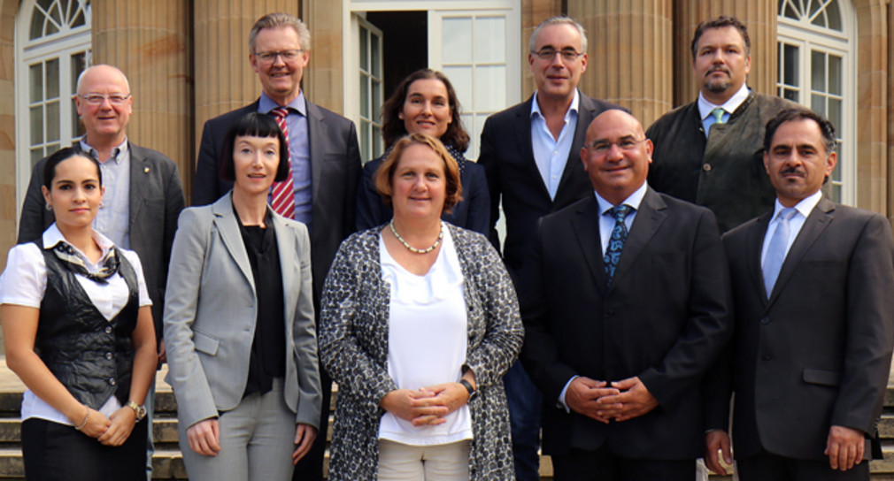 Gruppenbild mit Staatssekretärin Theresa Schopper (vorne Mitte) anlässlich der fünften Sitzung des Rates für die Angelegenheiten der deutschen Sinti und Roma in Baden-Württemberg am 19. Oktober 2017 in der Villa Reitzenstein in Stuttgart