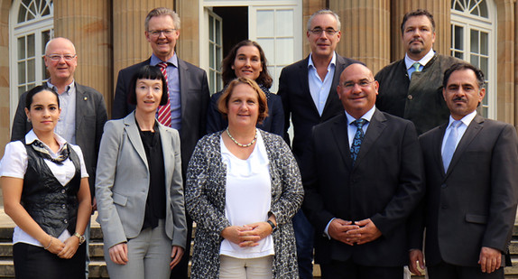 Gruppenbild mit Staatssekretärin Theresa Schopper (vorne Mitte) anlässlich der fünften Sitzung des Rates für die Angelegenheiten der deutschen Sinti und Roma in Baden-Württemberg am 19. Oktober 2017 in der Villa Reitzenstein in Stuttgart