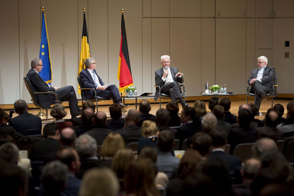 Ministerpräsident Winfried Kretschmann (2.v.r.), Andreas Voßkuhle (l.), Präsident des Bundesverfassungsgerichts, und Joschka Fischer (r.), ehemaliger deutscher Außenminister, auf dem Podium im Gespräch