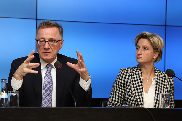 Wirtschaftsministerin Dr. Nicole Hoffmeister-Kraut  (r.) und der Technologiebeauftragte der Landesregierung, Prof. Dr. Wilhelm Bauer (l.) (BIld: Staatsministerium Baden-Württemberg)