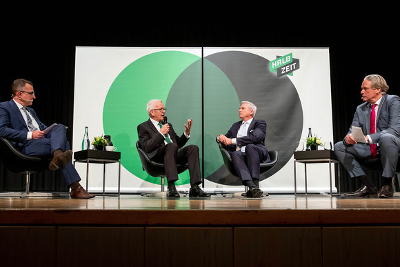 v.l.n.r.: Ulrich Becker (Südwestpresse), Ministerpräsident Winfried Kretschmann, Innenminister Thomas Strobl und Dr. Hendrik Groth (Schwäbische Zeitung) (Bild: Staatsministerium Baden-Württemberg)