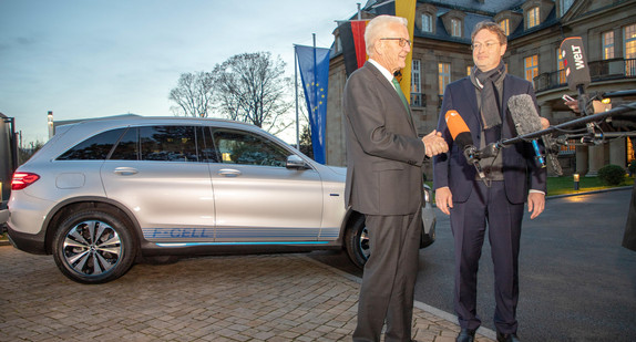 Ministerpräsident Winfried Kretschmann (l.) und Daimler-Vorstand Ola Källenius (r.) stehen vor dem Mercedes-Benz GLC F-CELL. (Bild: Staatsministerium Baden-Württemberg)
