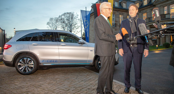 Ministerpräsident Winfried Kretschmann (l.) und Daimler-Vorstand Ola Källenius (r.) stehen vor dem Mercedes-Benz GLC F-CELL. (Bild: Staatsministerium Baden-Württemberg)