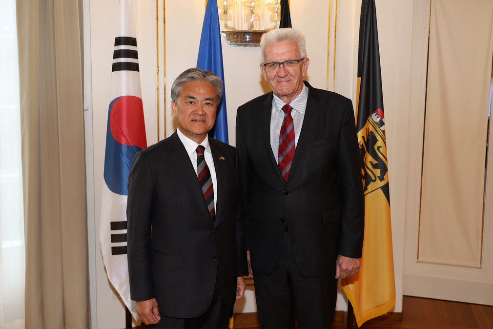 Ministerpräsident Winfried Kretschmann (r.) und der koreanische Botschafter Dr. Bum Goo Jong (l.) (Bild: Staatsministerium Baden-Württemberg)