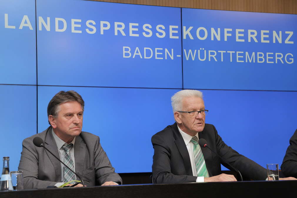 Ministerpräsident Winfried Kretschmann (r.) und Sozial- und Integrationsminister Manne Lucha (l.) bei der Regierungspressekonferenz (Bild: Staatsministerium Baden-Württemberg)