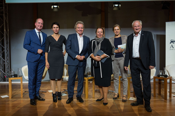 7. Sommerakademie Verbieten, zahlen oder ködern? Umweltschutz zwischen Ordnungsrecht und Marktwirtschaft Dr. Joachim Lang, Hauptgeschäftsführer Bundesverband der Deutschen Industrie e. V.(BDI); Judith Skudelny, MdB Umweltpolitische Sprecherin der FDP-Fraktion im Deutschen Bundestag; Franz Untersteller MdL, Minister für Umwelt, Klima und Energiewirtschaft des Landes Baden-Württemberg; Ursula Heinen-Esser, Ministerin für Umwelt, Landwirtschaft, Natur- und Verbraucherschutz des Landes Nordrhein-Westfalen; Moderatorin Dr. Tanja Busse; Olaf Tschimpke Präsident Naturschutzbund Deutschland e.V. (NABU)