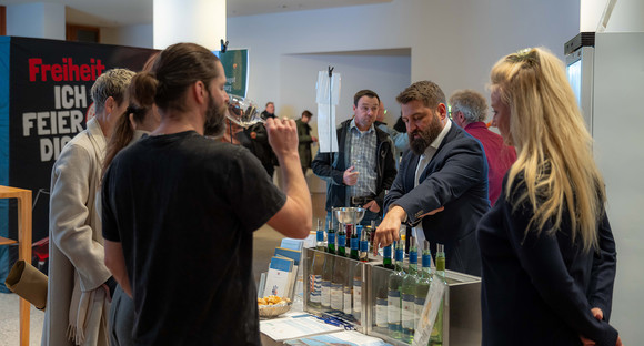 Gäste er Netzwerkveranstaltung probieren Wein