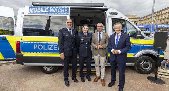 Polizeipräsident Markus Eisenbraun (links), Innenminister Thomas Strobl (2. von rechts) und der Stuttgarter Oberbürgermeister Frank Nopper stehen vor einer mobilen Einsatzwache.