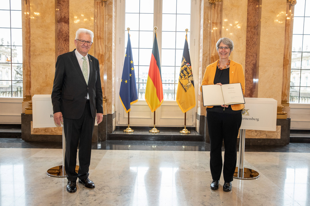 Ministerpräsident Winfried Kretschmann (l.) und Elke Zimmer (r.), Staatssekretärin im Ministerium für Verkehr