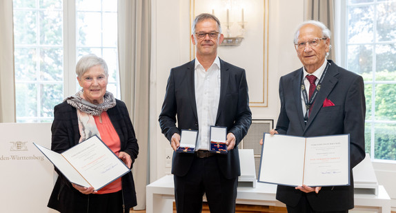 von links nach rechts: Helga Linsler, Staatssekretär Rudi Hoogvliet und Norbert Linsler