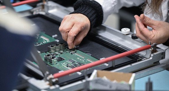 Eine Mitarbeiterin der Firma Lütze fertigt Bauteile für elektronische Steuerungen für Schienenfahrzeuge. 