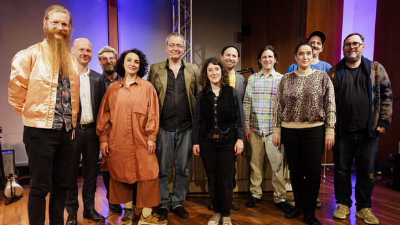 Gruppenaufnahme COSMIC RADIO SHOW TEAM und die Talkgäste Lena Gorelik und Rainald Grebe