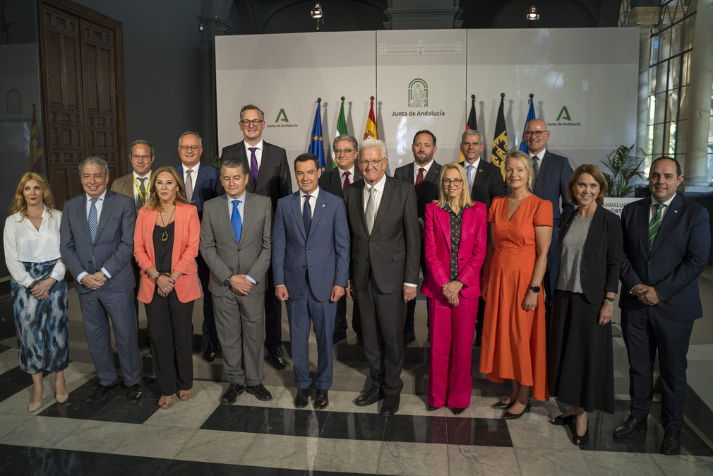 Gruppenbild von Mitgliedern der andalusischen Regionalregierung und der baden-württembergischen Delegation 