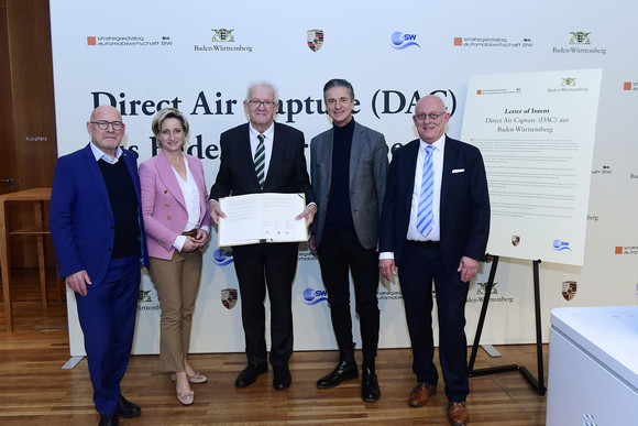 Unterzeichnung eines Letter of Intent zu Direct Air Capture (DAC) aus Baden-Württemberg (von links nach rechts): Verkehrsminister Winfried Hermann, Wirtschaftsministerin Dr. Nicole Hoffmeister-Kraut, Ministerpräsident Winfried Kretschmann, der stellvertretende Vorstandsvorsitzende der Dr. Ing. h.c. F. Porsche AG, Lutz Meschke, und das Geschäftsführende Vorstandsmitglied des Zentrums für Sonnenenergie- und Wasserstoff-Forschung Baden-Württemberg (ZSW), Prof. Dr. Frithjof Staiß