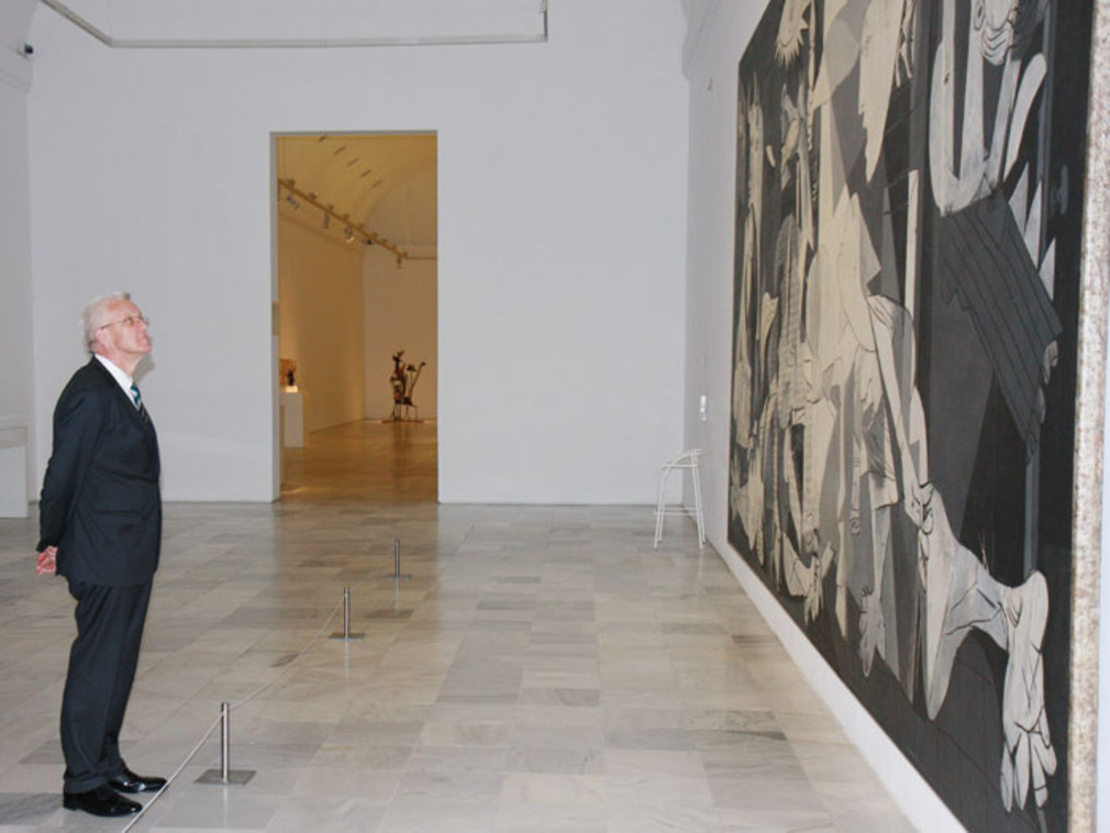 Ministerpräsident Winfried Kretschmann vor Paoblo Picassos „Guernica“ im Centro de Arte Reina Sofia.
