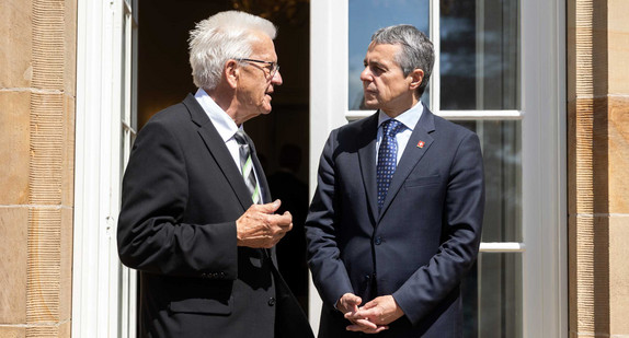 Ministerpräsident Winfried Kretschmann (links) im Gespräch mit dem Schweizer Bundespräsidenten Ignazio Cassis (rechts).)