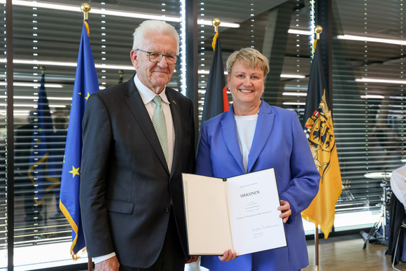 Ministerpräsident Winfried Kretschmann (links) und Dr. Cornelia Ruppert (rechts)