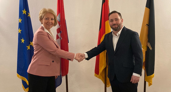 Staatssekretär Florian Hassler (rechts) und die kroatische Staatssekretärin Andreja Metelko-Zgombić (links)