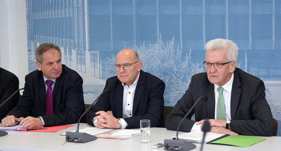 v.r.n.l.: Ministerpräsident Winfried Kretschmann, Verkehrsminister Winfried Hermann und Innenminister Reinhold Gall