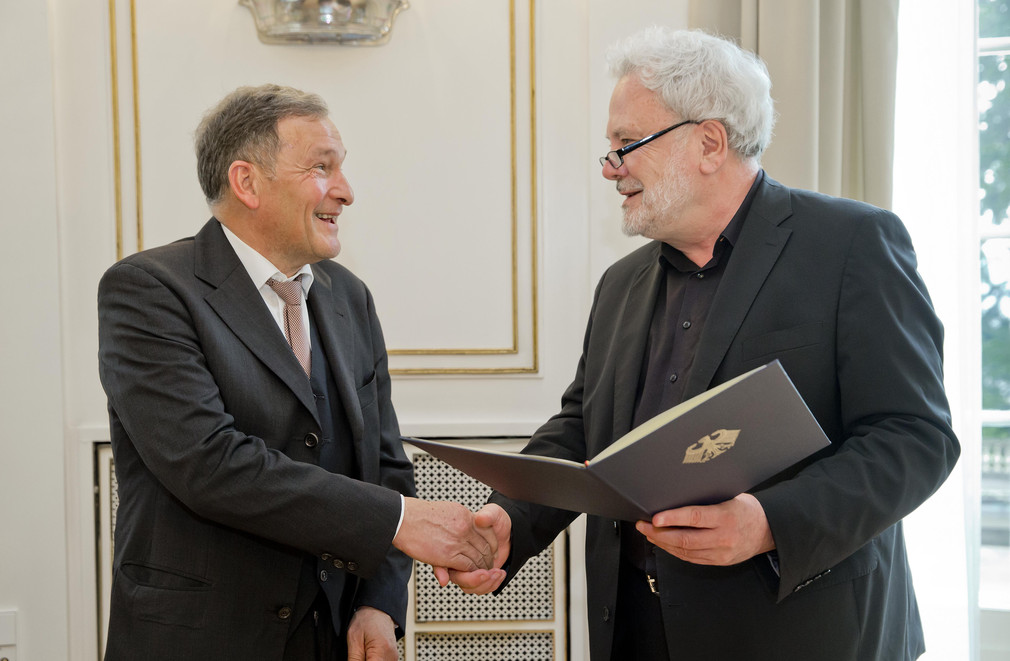 Staatssekretär Klaus-Peter Murawski (r.) und Prof. Dr. Michael Quaas (l.)