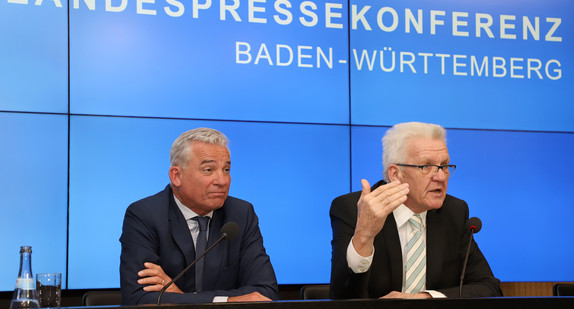 Ministerpräsident Winfried Kretschmann (r.) und Innenminister Thomas Strobl (l.) (Bild: Staatsministerium Baden-Württemberg)
