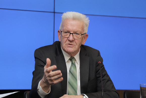 Ministerpräsident Winfried Kretschmann bei der Regierungspressekonferenz (Bild: Staatsministerium Baden-Württemberg)