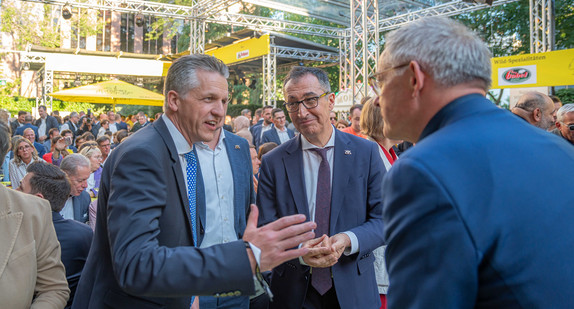 von links nach rechts: Kanzleramtsminister Thorsten Frei, Ministerpräsident Cem Özdemir und Staatssekretär Rudi Hoogvliet