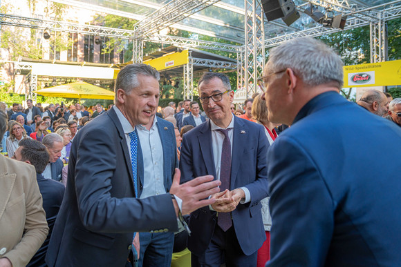 v.l.n.r. Kanzleramtsminister Thorsten Frei, MP Cem Özdemir und Sts Rudi Hoogvliet