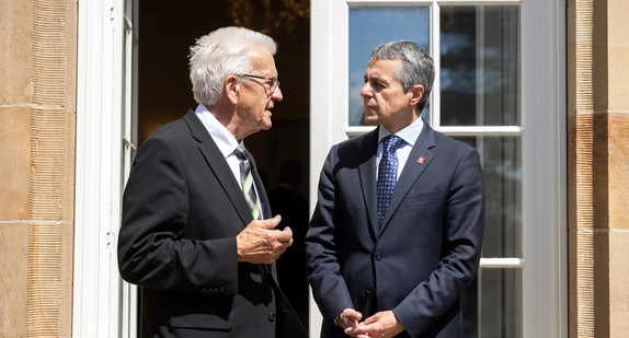 Ministerpräsident Winfried Kretschmann (links) im Gespräch mit dem Schweizer Bundespräsidenten Ignazio Cassis (rechts)