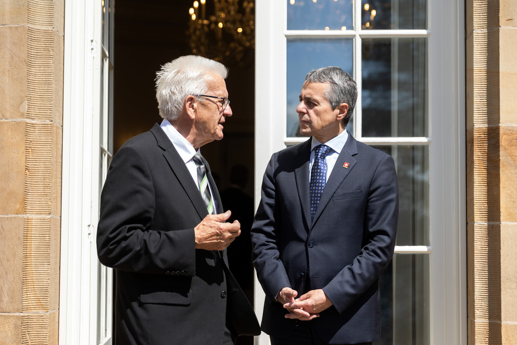 Ministerpräsident Winfried Kretschmann (links) im Gespräch mit dem Schweizer Bundespräsidenten Ignazio Cassis (rechts)