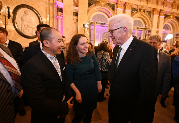 Ministerpräsident Winfried Kretschmann (rechts) im Gespräch mit Gästen
