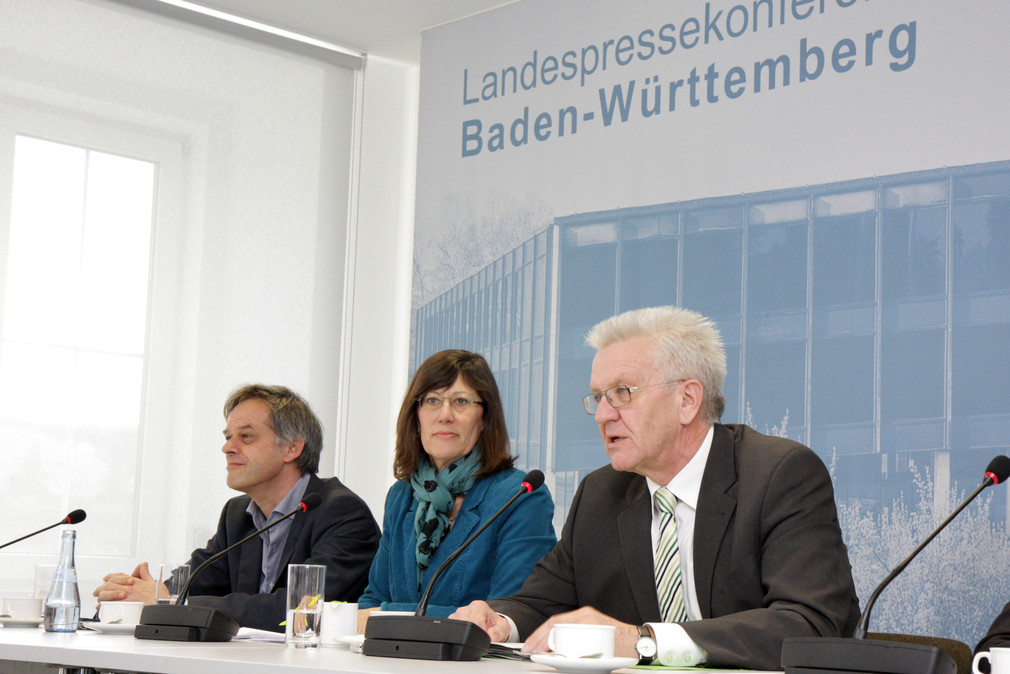 v.l.n.r.: Regierungssprecher Rudi Hoogvliet, LPK-Vorsitzende Edda Markeli und Ministerpräsident Winfried Kretschmann bei der Regierungspressekonferenz am 25. Februar 2014 in Stuttgart