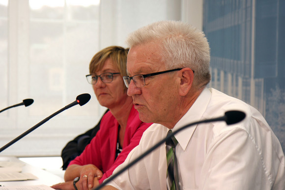 Ministerpräsident Winfried Kretschmann (r.) und Finanzministerin Edith Sitzmann (l.)