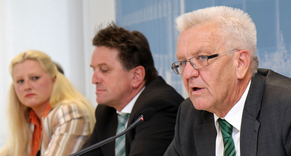 Ministerpräsident Winfried Kretschmann (r.), Sozial- und Integrationsminister Manne Lucha (M.) und die neue Landes-Behindertenbeauftragte Stephanie Aeffner (l.)