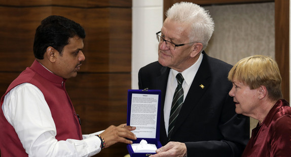 Ministerpräsident Winfried Kretschmann (r.) und der Ministerpräsident von Maharashtra, Chief Minister Devendra Fadnavis (l.) bei der Übergabe eines Gastgeschenks