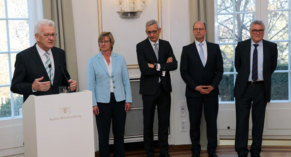 v.l.n.r.: Ministerpräsident Winfried Kretschmann, Finanzministerin Edith Sitzmann, Staatssekretär Martin Jäger, Matthias Grewe, Vorsitzender des Vereins der Richter und Staatsanwälte Baden-Württemberg e.V., und Volker Stich, Vorsitzender des Beamtenbundes Baden-Württemberg