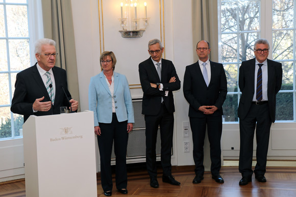 v.l.n.r.: Ministerpräsident Winfried Kretschmann, Finanzministerin Edith Sitzmann, Staatssekretär Martin Jäger, Matthias Grewe, Vorsitzender des Vereins der Richter und Staatsanwälte Baden-Württemberg e.V., und Volker Stich, Vorsitzender des Beamtenbundes Baden-Württemberg