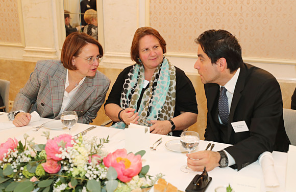 v.l.n.r.: Staatsministerin Annette Widmann-Mauz (l.), Beauftragte der Bundesregierung für Migration, Flüchtlinge und Integration, Staatsministerin Theresa Schopper und Prof. Dr. Mouhanad Khorchide (l.), Leiter des Zentrums für Islamische Theologie Münster (Bild: Staatsministerium Baden-Württemberg)