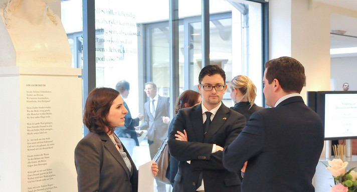 Junge Menschen im Gespräch vor Schillerbüste