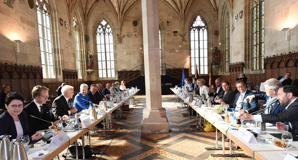 Auftakt der Kabinettssitzung im Sommerrefektorium des Klosters Bebenhausen.