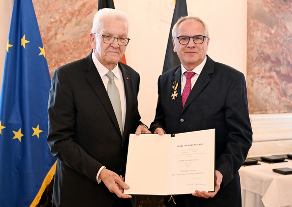 Auszeichnung Verdienstorden des Landes an 24 verdiente Persönlichkeiten Ministerpräsident Winfried Kretschmann (links) und Reinhold Gall (rechts)